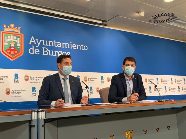 El alcalde de Burgos, Daniel De la Rosa, (i), junto al concejal de Hacienda, David Jurado.