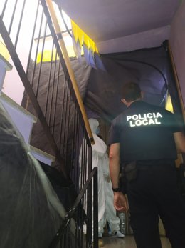 Interior del edificio "okupado" sobre el que se ha ordenado el desalojo en El Ejido