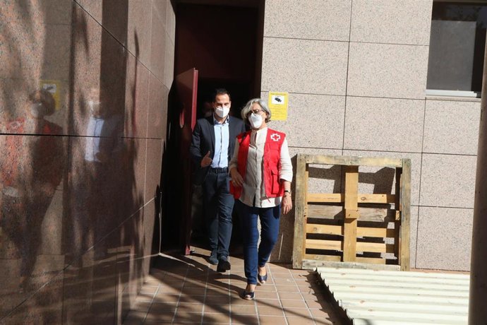 Acompañado de una voluntaria de Cruz Roja, el vicepresidente, consejero de Deportes, Transparencia y portavoz del Gobierno regional, Ignacio Aguado, visita el hotel habilitado para las personas sin hogar y familias en exclusión afectadas por Covid.