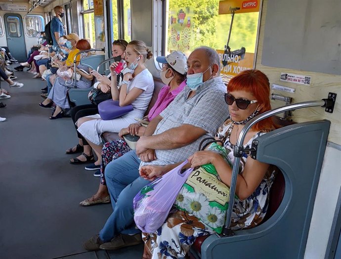 Pasajeros con mascarilla en el metro de Kiev