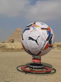 El balón de LaLiga en las pirámides de Egipto