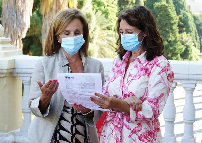 La viceportavoz del PSOE de Málaga, Begoña Medina, y la concejala socialista Rosa del Mar Rodríguez, en rueda de prensa