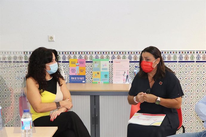 Rocío Ruiz en una visita a Cruz Roja en Málaga