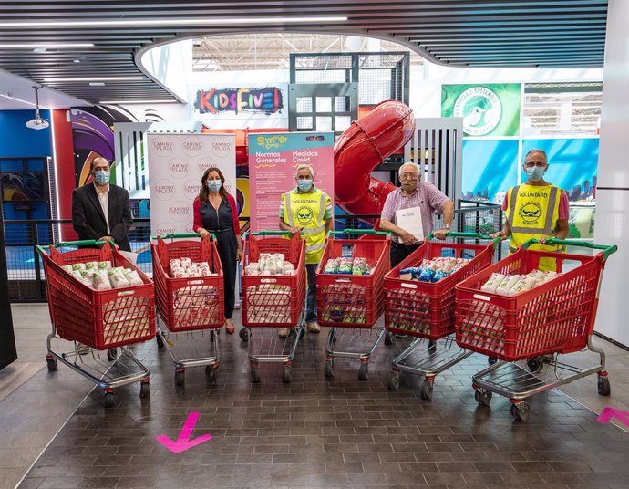 Entrega de alimentos en el centro comercial Camino de la Plata al Banco de Alimentos de Burgos. 