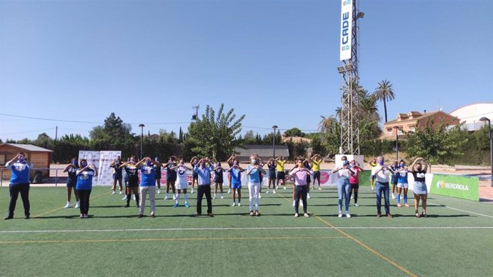 Equipo Alhama Club de Fútbol ELPOZO Femenino que milita en RETO IBERDROLA junto al equipo directivo de ELPOZO ALIMENTACIÓN, el presidente del Club de fútbol Alhama ELPOZO, la alcaldesa de Alhama de Murcia, Mariola Guevara y el director general de Deport