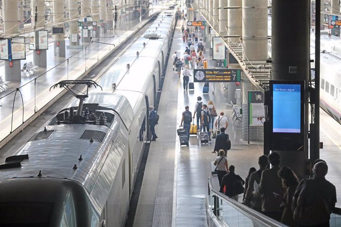 Varios pasajeros acceden al andén por una cinta mecánica en la estación Madrid-Puerta de Atocha durante el viernes previo al primer fin de semana tras el estado de alarma, en Madrid (España), a 26 de junio de 2020.