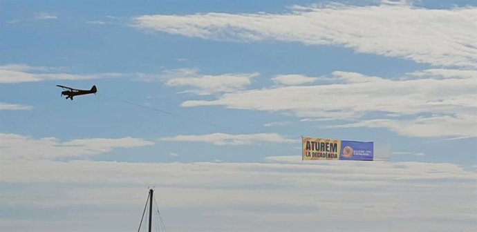 Una Avioneta De Sociedad Civil Catalana (SCC) Sobrevuela Barcelona Con La Pancarta 'Paremos La Decadencia' En La Diada Del 11 De Septiembre De 2020