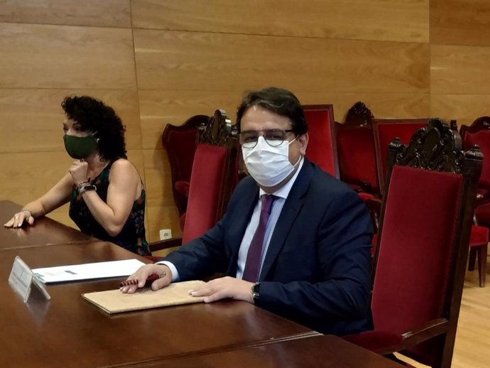 El consejero de Sanidad, José María Vergeles, en una rueda de prensa en Cáceres