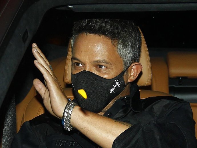 Alejandro Sanz luce una mascarilla con su nombre serigrafiada