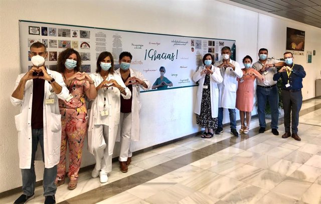 El Hospital Costa del Sol instala un panel homenaje a las víctimas de la Covid 19 con mensajes solidarios de la ciudadanía a pacientes ingresados y profesionales