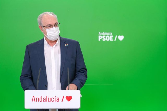 El parlamentario del PSOE-A Juan Pablo Durán, en rueda de prensa.