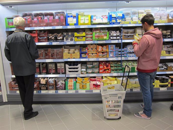 Dos personas compran en un supermercado.