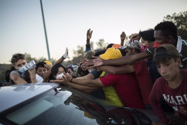 Migrantes se agolpan para recibir comida