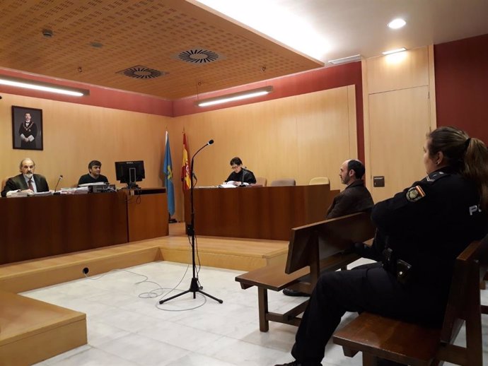 El acusado de la muerte de la gijonesa María Paz Fernández Borrego, Javier Ledo, en un Juzgado de Gijón.