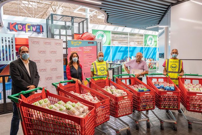 El centro comercial Camino de la Plata entrega 600 kilos de alimentos a familias