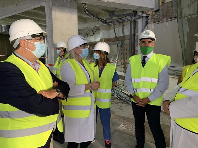 El consejero de la Presidencia, Administración Pública e Interior de la Junta de Andalucía, Elías Bendodo, visita en Hospital Regional de Málaga