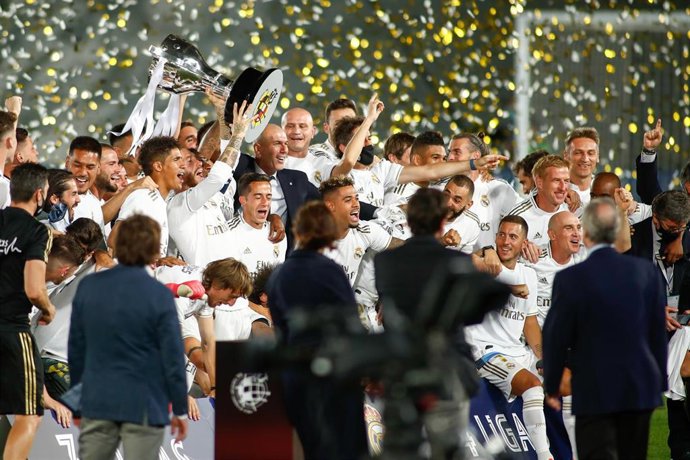 Los jugadores del Real Madrid levantando el trofeo de campeón de LaLiga Santander 2019-2020