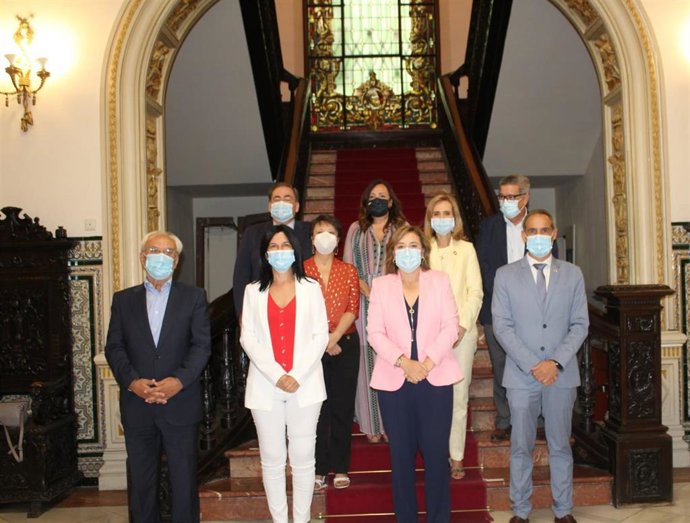 La delegada del Gobierno en Andalucía, Sandra García, preside en Granada la Comisión Territorial en la que han participado los subdelegados de las ocho provincias andaluzas.