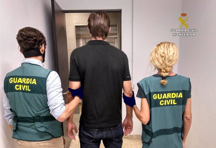 Agentes de la Guardia Civil, con el hombre suizo detenido por abusos a menores en Mallorca.
