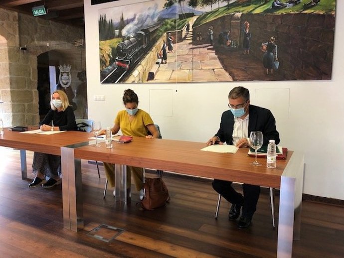 El consejero de Servicios Sociales y Gobernanza Pública, Pablo Rubio, y la directora de Dependencia, Discapacidad y Mayores, María Somalo, se reunen con los ocho directores y directoras de las residencias de personas mayores de La Rioja Alta.