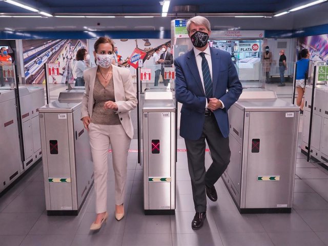 La CEO de Metro, Silvia Roldán, junto a Ángel Garrido