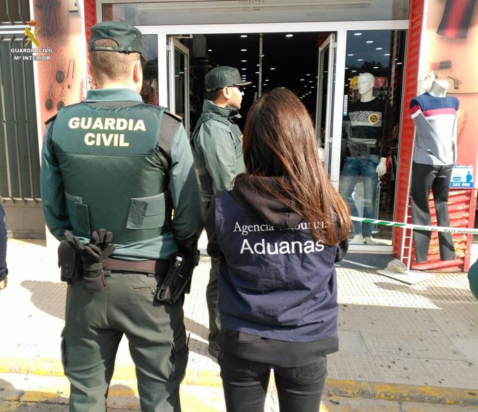 Guardia Civil y Agencia Tributaria intervienen en La Jonquera (Girona) más de 14.000 falsificaciones de marcas de lujo