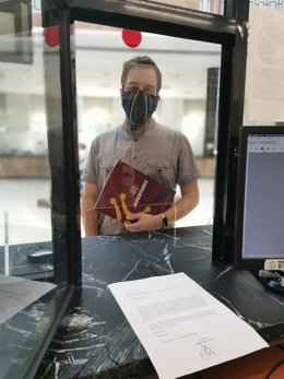 Diego Magaña registrando su dimisión