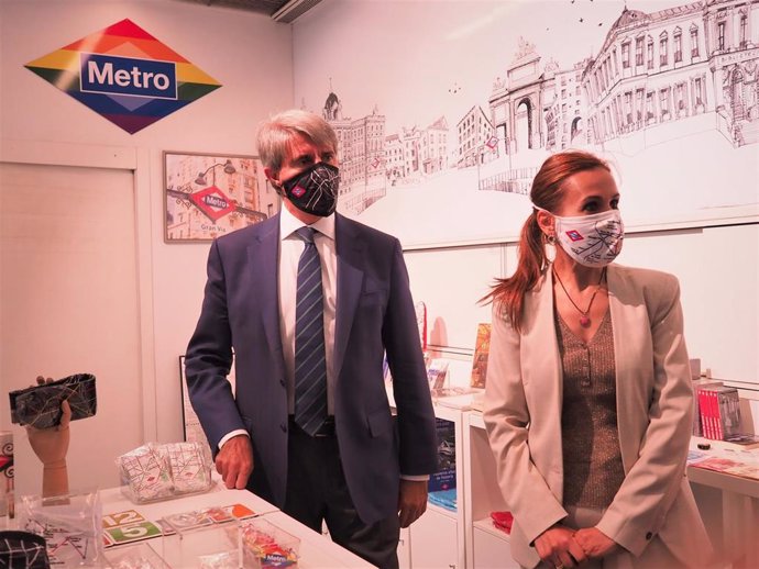 El consejero de Transportes, Ángel Garrido, y la CEO de Metro, Silvia Roldán