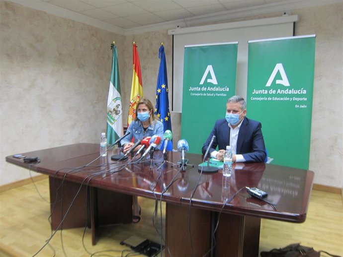 El delegado territorial de Educación, Antonio Sutil, junto a la delegada de Salud, Trinidad Rus.