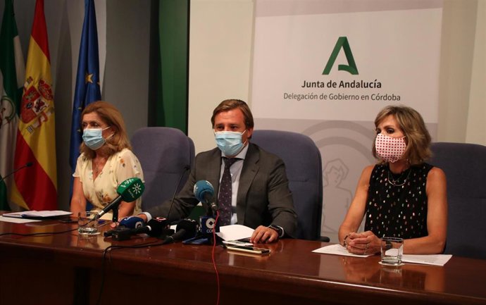 El delegado del Gobierno andaluz, Antonio Repullo, junto a la delegada de Educación, Inmaculada Troncoso (dcha.), y de Salud, María Jesús Botella, en rueda de prensa