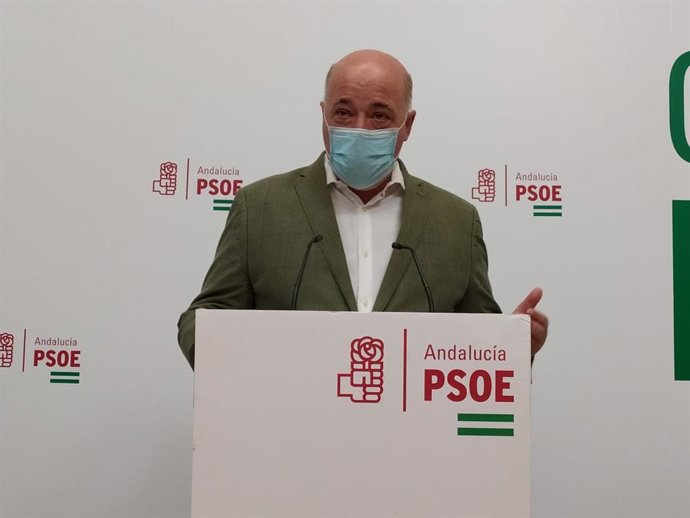 El secretario general del PSOE de Córdoba, Antonio Ruiz, en la sede de su partido.