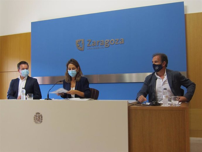 Los consejeros municipales Víctor Serrano, María Navarro y Ángel Lorén en rueda de prensa tras el Gobierno de Zaragoza