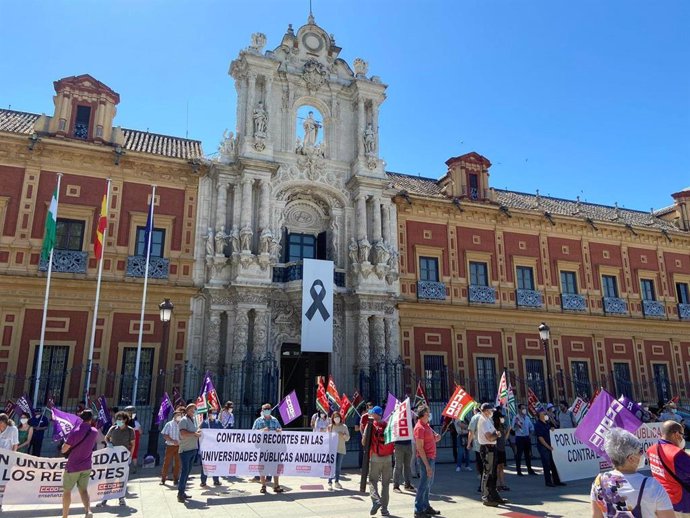 Protesta sindical ante el Palacio de San Telmo (Foto de archivo).