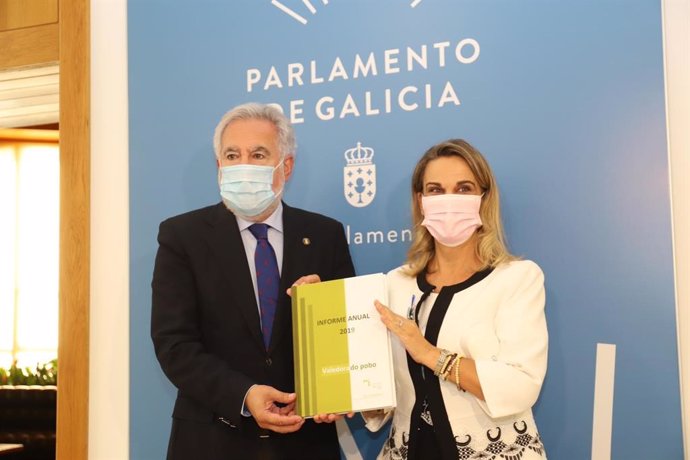 La valedora do Pobo, María Fernández Galiño, entrega la memoria de 2019 al presidente de la Cámara gallega, Miguel Ángel Santalices