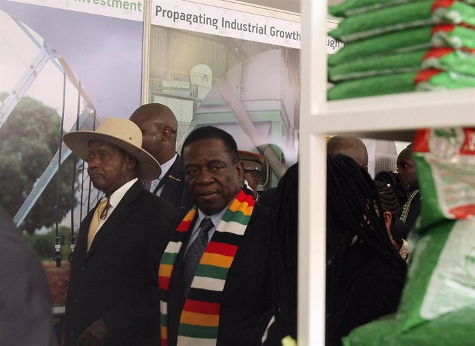 Imagen de archivo de una visita del presidente de Zimbabue, Emmerson Mnangagwa, a una feria en Bulawayo