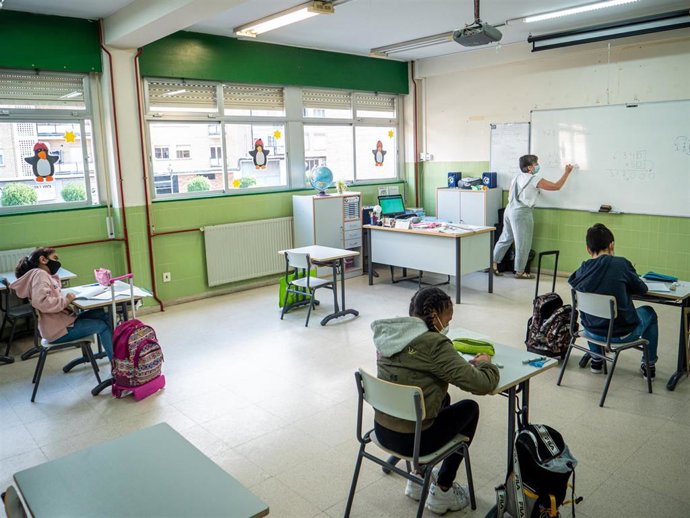 Estudiantes riojanos acuden a un centro escolar en fase 2