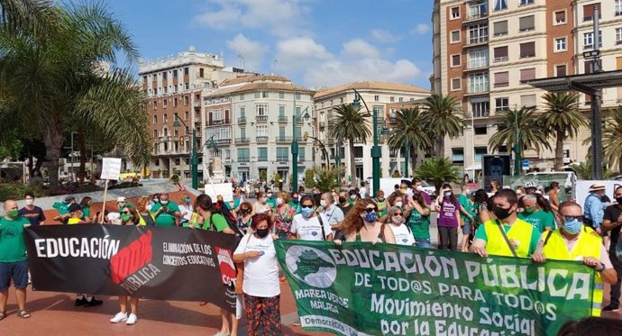Imagen de una concentración del 5 de septiembre en Málaga para reclamar una vuelta segura a las aulas, convocada por Marea Verde.