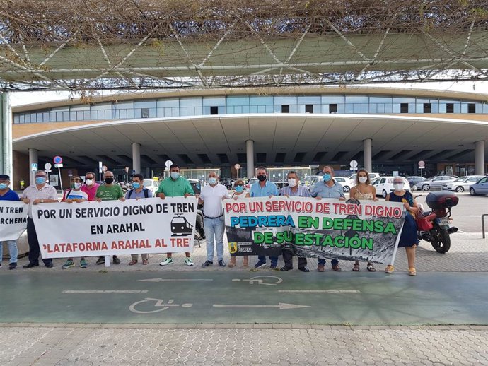 Concentración ante la estación de trenes de Santa Justa