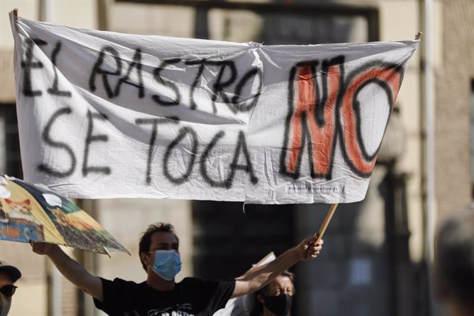 Comerciantes de El Rastro, reunidos en la Asociación El Rastro Punto Es, Asosicación Argatsana y la Asociación Independiente del Rastro, se concentran con pancartas para reclamar la reapertura del mercadillo. 