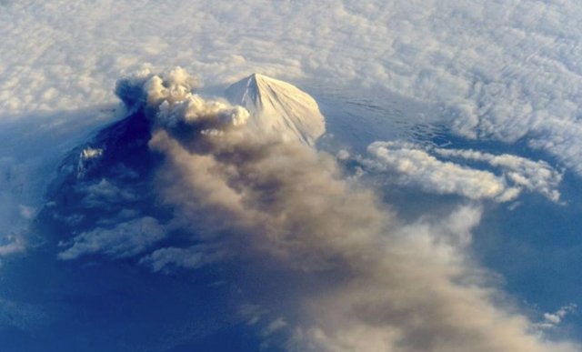 Una columna de ceniza y polvo se eleva desde el volcán Pavlof en la península de Alaska en 2013