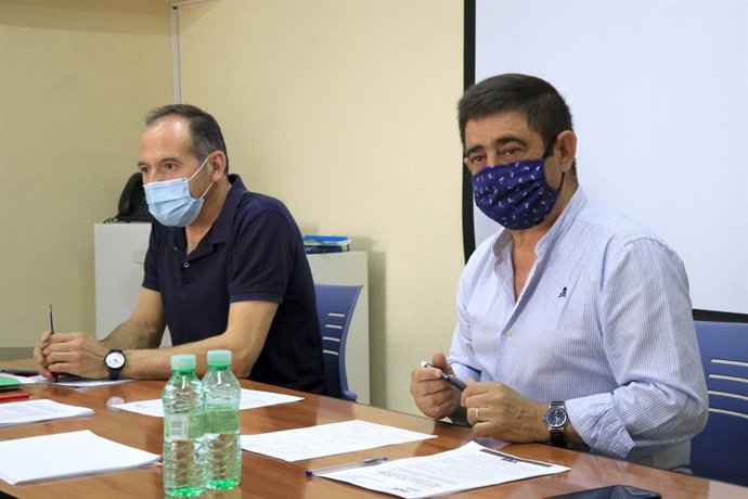 Jacinto Viedma (i), en una imagen de archivo junto al secretario general del PSOE de Jaén Francisco Reyes.