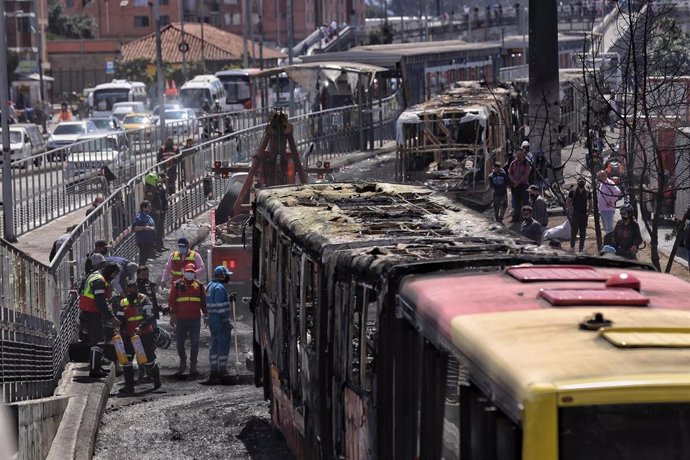 Autobuses incendiados durante los disturbios en Bogotá
