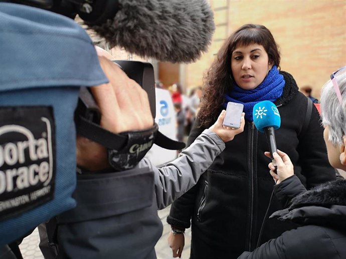 La edil de Adelante Sevilla Sandra Heredia atiende a medios de comunicación