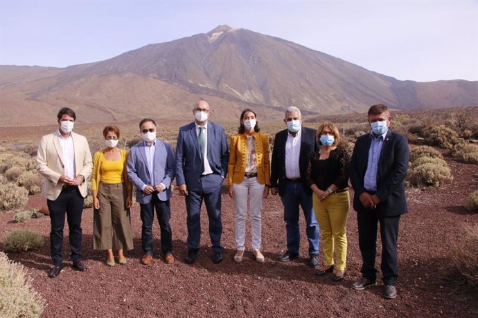 La ministra de Turismo, Industria y Comercio, Reyes Maroto, junto a representantes de los municipios turísticos en el Parque Nacional del Teide