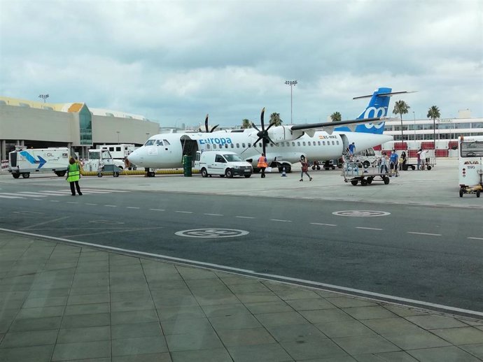 Un avión de Air Europa que cubre rutas interislas, en pista en el aeropuerto de Palma.