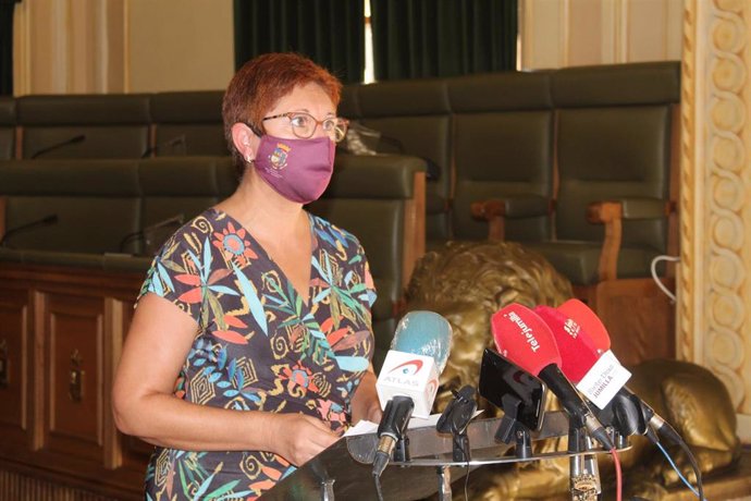 Imagen de la alcaldesa durante la lectura de las medidas