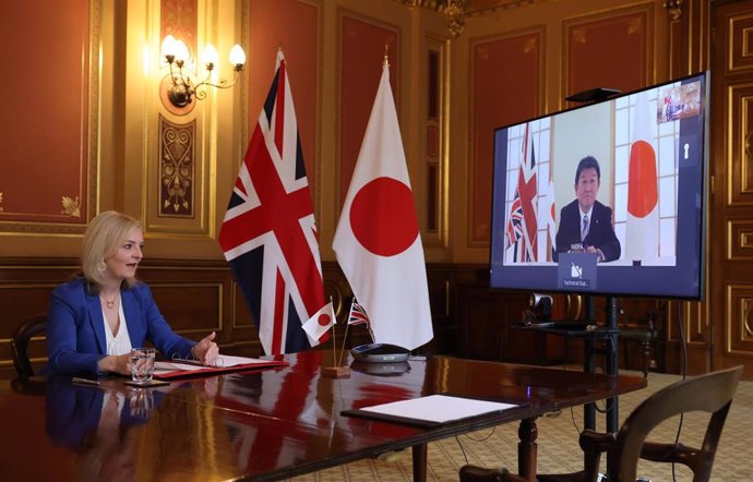 HANDOUT - 11 September 2020, England, London: UK International Trade Secretary Liz Truss (L) speaks to Japan's Minister for Foreign Affairs Toshimitsu Motegi during a free trade agreement talks with Japan. Photo: Andrew Parsons/Number 10 via PA Media/dpa