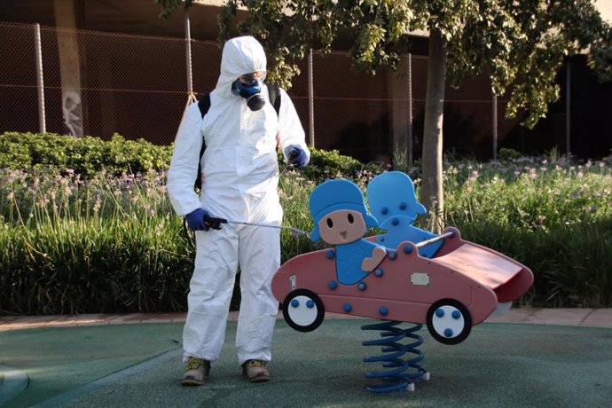 Un trabajador del Ayuntamiento de Palma desinfecta un parque infantil.