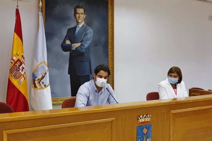 El alcalde de Torrevieja, Eduardo Dolón, y la presidenta del PPCV, Isabel Bonig, en una rueda de prensa para defenderlos test de Covid a docentes