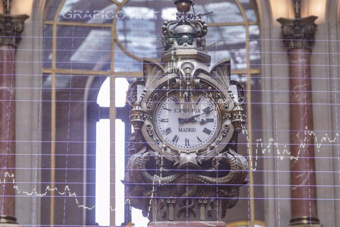 Un reloj colocado en la Bolsa de Madrid (España), a 11 de septiembre de 2020. El Ibex 35 descendía un 0,95% en la media sesión de este viernes, lo que llevaba al selectivo a situarse en los 6.932,7 enteros a las 12.05 horas, un día después de la reunión